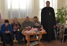Визит священника в интернат в Сосновоборском, апрель 2014. Фото: petrovsk-blag.ru