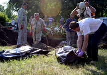 Вскрытие братской могилы в Славянске, 24.07.2014. Фото: hrw.org