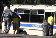 Задержание на Пушкинской за желто-синюю одежду. Кадр Грани-ТВ