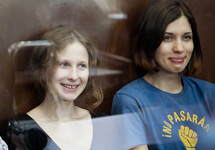 Участницы Pussy Riot в стеклянной клетке на оглашении приговора. Фото Юрия Тимофеева/Грани.Ру