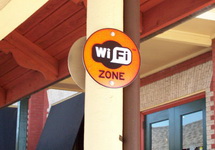 Объявление о бесплатном WiFi в ресторане McDonald's