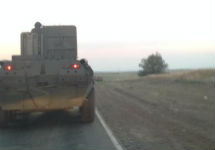 Российский БТР на пути к украинской границе. Фото: twitter.com/shaunwalker7