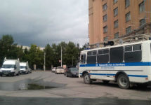 Полицейские машины на площади Ленина в Новосибирске. Фото: @MID_Sibir