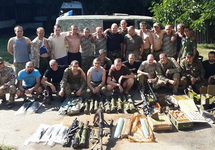Бойцы "Правого сектора" с трофейным оружием в зоне АТО. Фото с ФБ-страницы Дмитрия Яроша