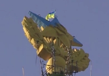 Флаг на шпиле здания на Котельнической набережной. Кадр LifeNews