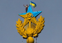 Верхолаз делает селфи перед снятием украинского флага с высотки. Фото: zyalt.livejournal.com