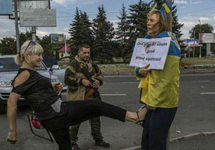 Публичное избиение в Донецке, 25.08.2014. Фото: nytimes.com
