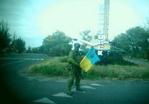 Украинский военный у въезда в Новоазовск. Фото: censor.net.ua
