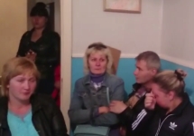 Родственники задержанных на Украине десантников. Кадр видеозаписи