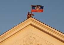Флаг ДНР в Комсомольском. Фото: Геннадий Дубовой/vk.com