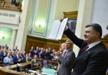 Петр Порошенко с подписанным законом о ратификации соглашения с ЕС. Фото: president.gov.ua