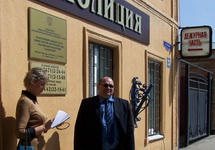 Члены общественного совета ОМВД "Задонский" перед входом в отдел. Фото: 48.mvd.ru