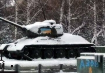 Раскрашенный танк в Новосибирске. Фото из facebook.com/ivan.kvasnitskiy