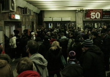 Очередь за жетонами в метро Петербурга, вечер 22.12.2014. Фото: @artemfairon