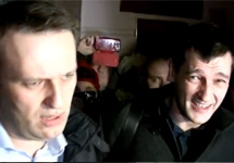 Алексей и Олег Навальные возле здания суда. Кадр Грани-ТВ