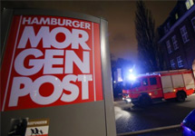 Пожарные возле офиса Hamburger Morgenpost. Фото с сайта издания