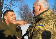 Александр Захарченко ведет переговоры с украинским офицером. Кадр видео с youtube-канала "Правда ДНР"
