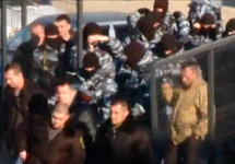 Российские оккупанты у здания ATR. Кадр телеканала