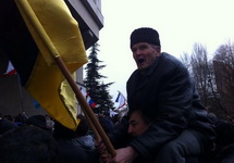 На митинге у Верховной рады Крыма, 26.02.2014. Фото: @marklowen