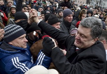 Петр Порошенко с участниками Марша достоинства. Фото: president.gov.ua