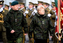Даля Грибаускайте и министр обороны Литвы Арвидас Поцюс. Фото: kam.lt