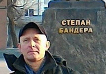 Сергей Крюков у памятника Бандере во Львове. Фото с личной ФБ-страницы