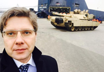Мэр Риги Нил Ушаков на фоне танка M1A2 Abrams. Фото @nilushakov