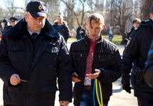 Задержание Александра Кравченко на митинге памяти Шевченко. Фото: krymr.com