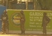 Кенийские силовики у университета в Гариссе. Кадр Citizen TV