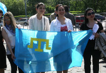 Крымские татары с национальным флагом. Фото Е.Михеевой/Грани.Ру