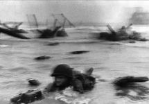 Высадка в Нормандии 6 июня 1944. Фото: Robert Capa