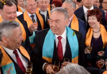 Нурсултан Назарбаев празднует победу на выборах. Фото: akorda.kz