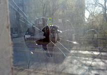 Выбитое окно в квартире Евгения Бахотского. Фото: 439199.livejournal.com