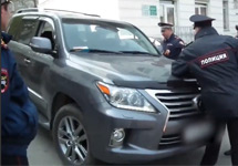 Автомобиль депутата Хачатряна, наезжающий на полицейских. Кадр видеоролика