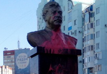 Облитый краской бюст Сталина в Липецке. Фото: gorod48.ru
