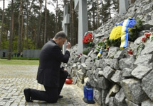 Петр Порошенко у мемориального комплекса "Быковнянские могилы". Фото пресс-службы президента Украины