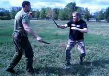 Дмитрий Демушкин (справа) на тренировке по ножевому бою. Кадр видео с youtube-канала turist1488