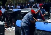 Полиция разбирает баррикады на проспекте Баграмяна, 06.07.2015. Кадр трансляции на youtube-канале 1in.am LIVE