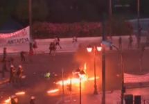 Столкновения с полицией в Афинах. Кадр видеозаписи