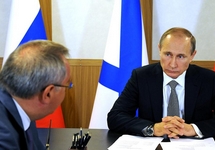 Дмитрий Рогозин и Владимир Путин обсуждают новую морскую доктрину. Фото: kremlin.ru