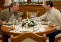Владимир Путин и Дмитрий Медведев за едой. Фото: premier.gov.ru