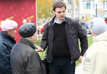 Андрей Некрасов с жительницами Ижевска. Фото: yabloko.ru