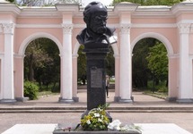 Памятник Шевченко в Симферополе. Фото: liveinternet.ru/users/4396318
