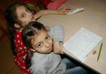 Ученицы ногинской школы для детей беженцев. Фото: miloserdie.ru