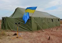 Палатка активистов у подорванной опоры ЛЭП под Чонгаром. Фото: krymr.com
