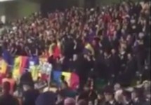 Молдавские фанаты поют "Путин - хуйло". Кадр видео