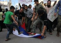 Демонстранты в Сирии топчут российский флаг. Фото: @bangkokdave