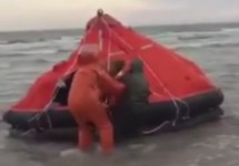 Спасатели выводят на берег рыбаков с "Иволги". Кадр видео с youtube-канала Кости Котляра