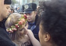 Акция Femen "Стоп, гомофобия!" у Верховной рады. Фото: @HromadskeTV