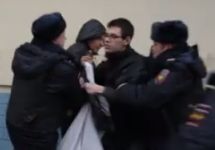 Задержание у Басманного суда. Кадр Грани-ТВ